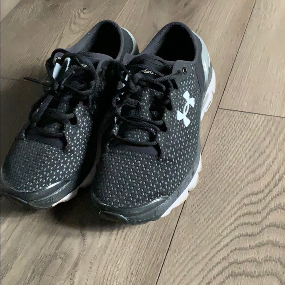 UNDERARMOUR RUNNING SHOES
